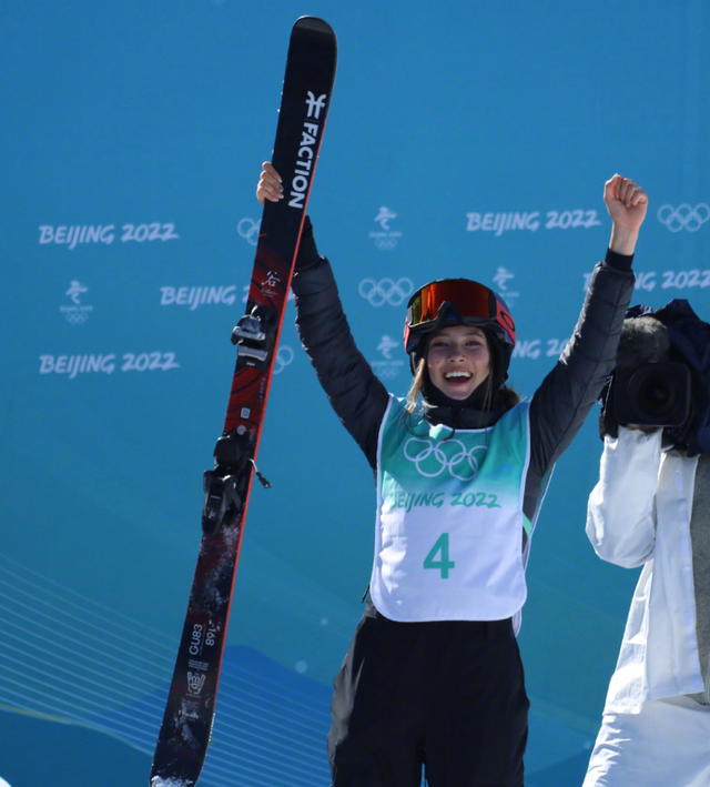 爱游戏-Doinb回归赛场，逆转首场状态亮眼，巴塞罗那观众沸腾！的简单介绍