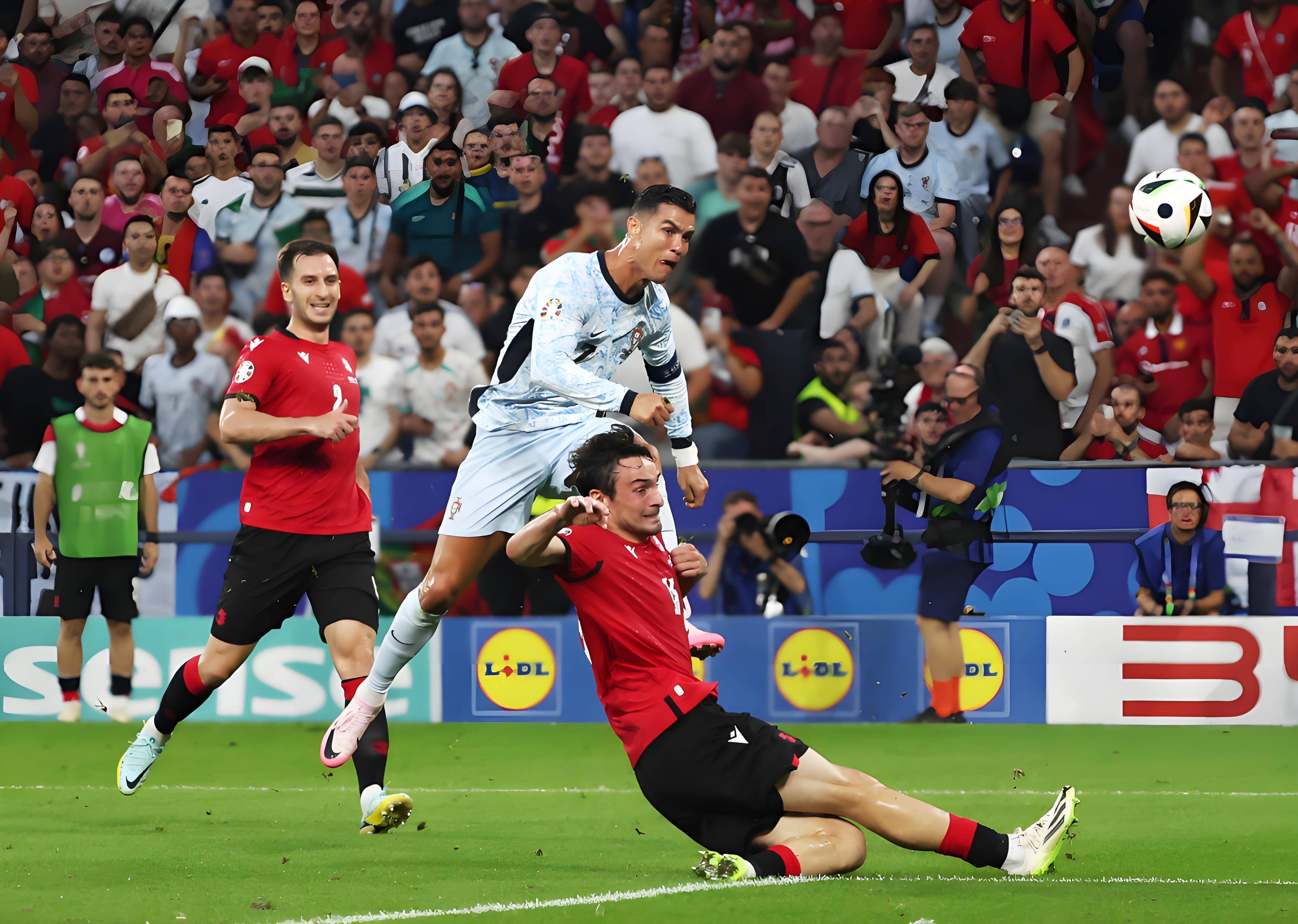 爱游戏-关于C罗在澳大利亚队比赛中惊险取胜，精彩发挥引发热议！的信息